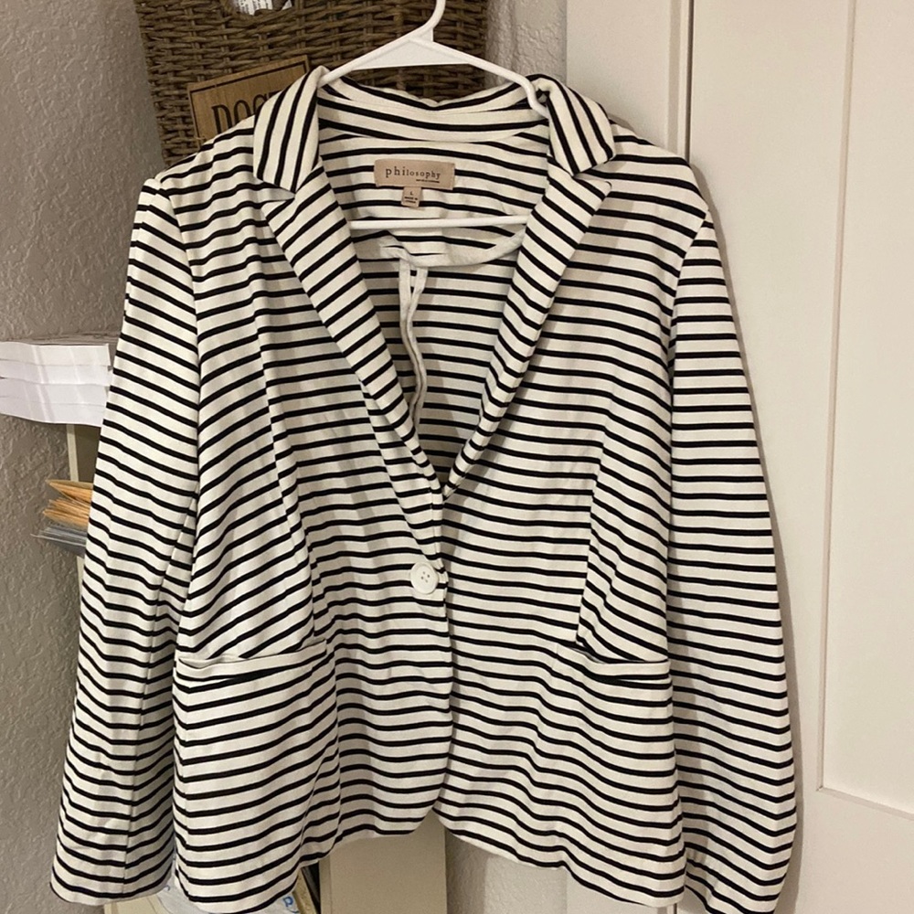 Thick and stretchy soft blazer. No stains smoke free animal, free home.